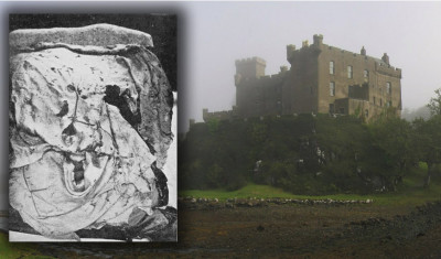 La Bandera de las Hadas (Public Domain) y el castillo de Dunvegan en la isla de Skye, envuelto en la niebla en agosto del año 2007. (CC BY-SA 3.0).jpg