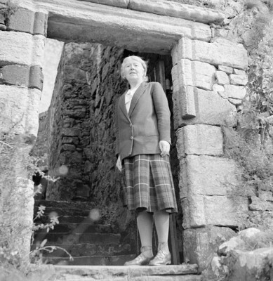 La Sra. Flora MacLeod en el castillo de Dunvegan, hogar tradicional del clan. (CC BY-SA 3.0 nl).jpg
